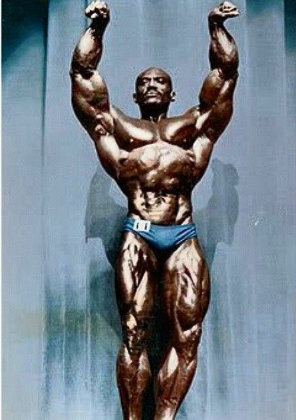 Sergio Oliva haciendo la pose de la victoria